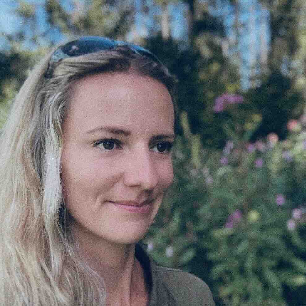 Geistheilung-Teilnehmerin-glueckliche-Klienten-Brigitte