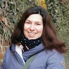 Engelkarten-Seminar-strahlende-Claudia-an-eine-Mauer-mit-Pflanzen-gelehnt